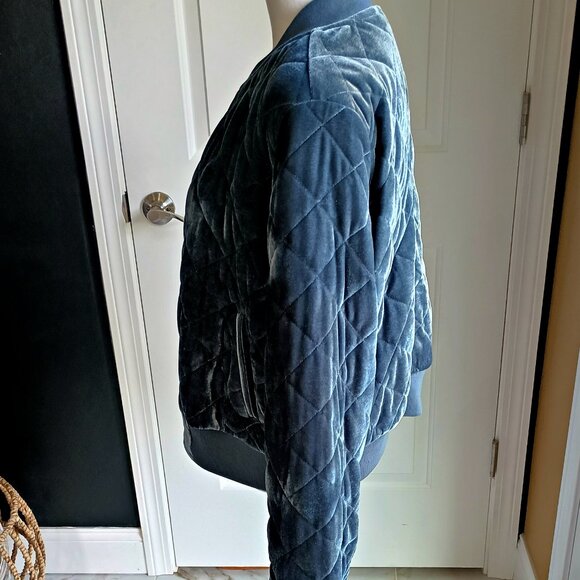 NWOT! BEAUTIFUL VELVET QUILTED BOMBER JACKET - Picture 2 of 5